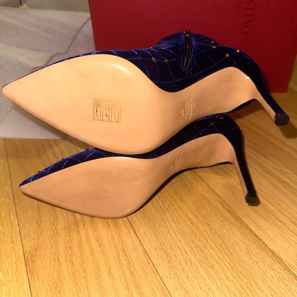 Valentino Garavani Rockstud quilted velvet ankle boots - Picture 3 of 8